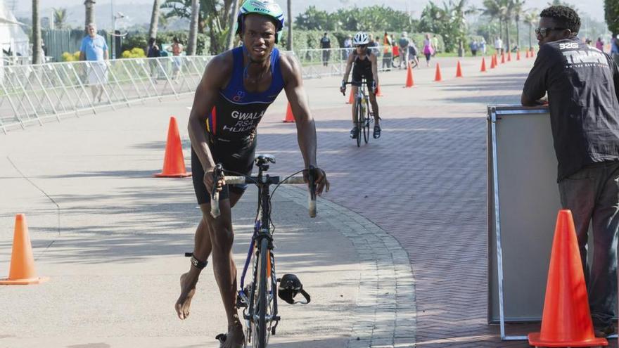 Asaltan a un triatleta en Sudáfrica e intentan cortarle las piernas con una motosierra