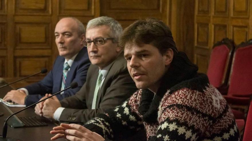 Por la izquierda, Enrique Jáimez, gerente del clúster de Energía, Medio Ambiente y Cambio Climático; el rector, Santiago García Granda, y el investigador Pablo Alonso.