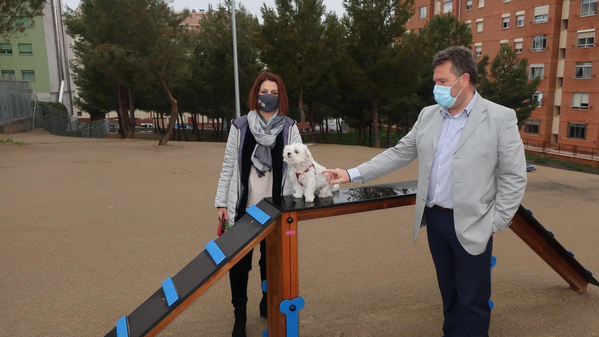 La alcaldesa de Teruel y el concejal en el parque inaugurado