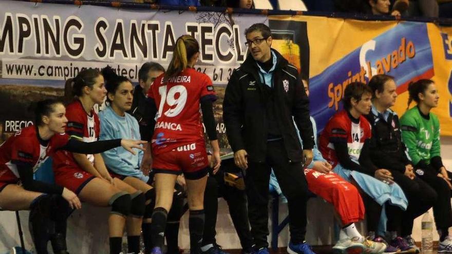 Prades da instrucciones a sus jugadoras, en el banquillo de A Sangriña. // Marta G. Brea