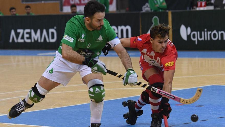 Dava Torres pugna por la bola contra un jugador del Girona.