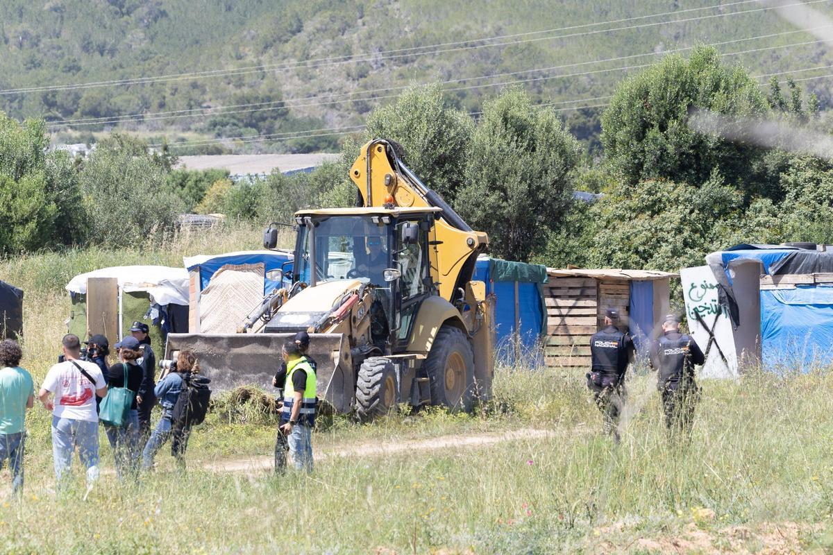 Un momento del operativo de desalojo desplegado el martes en sa Joveria.