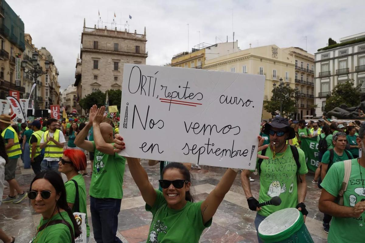 Un momento de la manifestación de este pasado jueves tras el anunció de suspensión de la huelga indefinida.