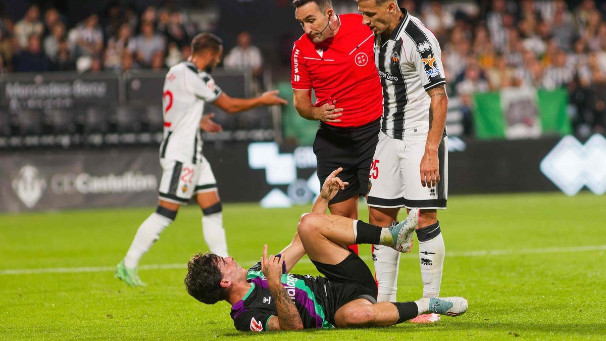 El árbitro, durante un lance del Castellón-Málaga.