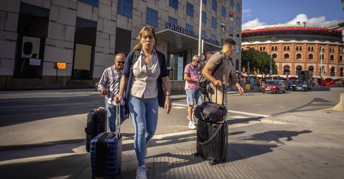 Hotelers i agències exigeixen derogar el registre de viatgers