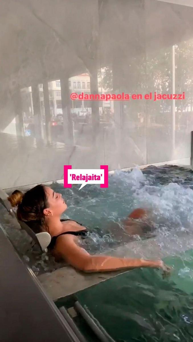 Danna Paola disfrutando de las burbujas