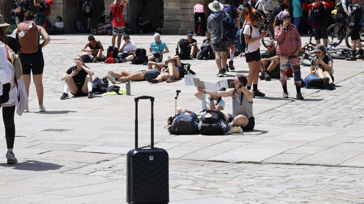 Turistas en la Praza do Obradoiro.
