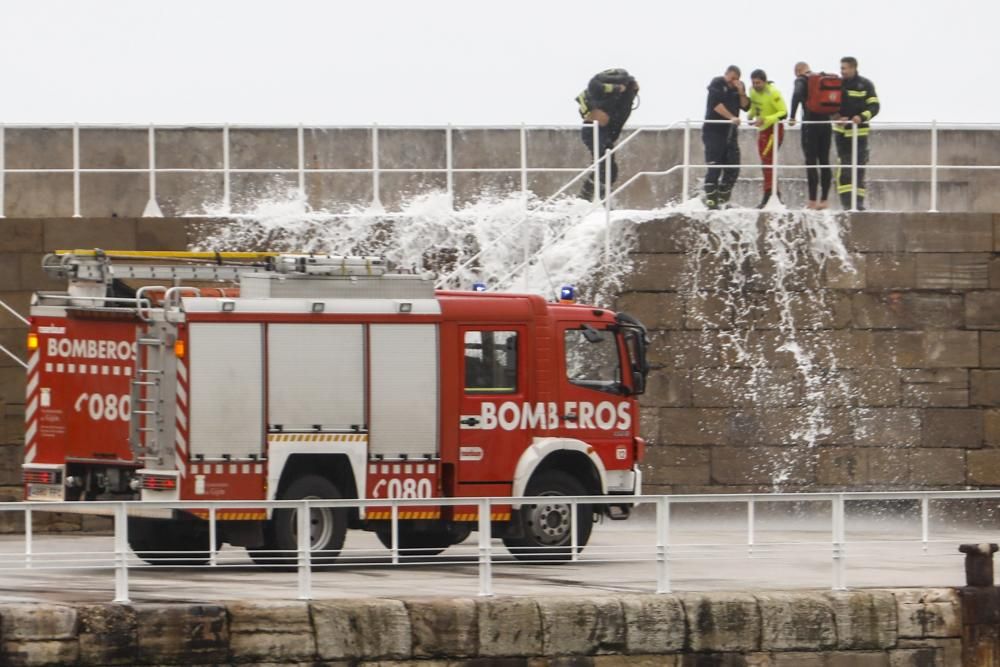 Rescatan a un regatista en aguas del puerto deportivo de Gijón