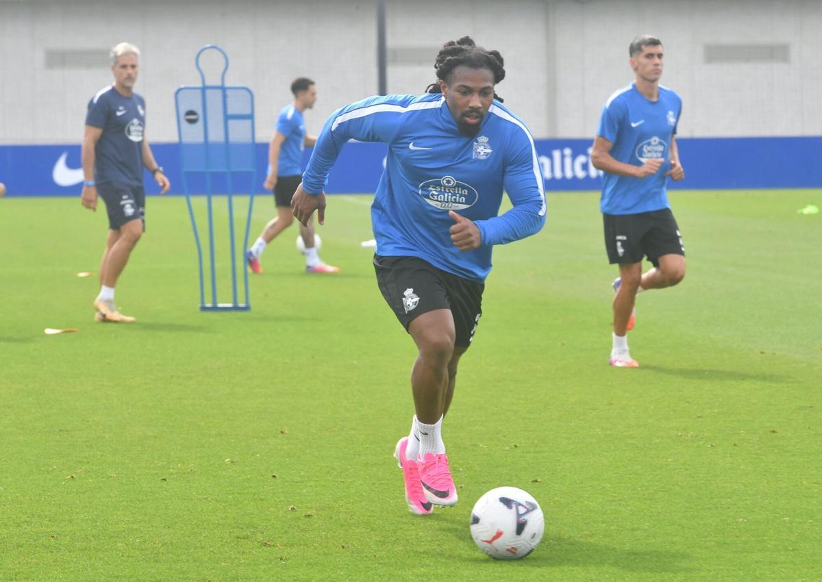Ya vestido con la ropa de entrenamiento blanquiazul, Adama Traoré trabaja junto a sus compañeros. Ya vestido con la ropa de entrenamiento blanquiazul, Adama Traoré trabaja junto a sus compañeros.