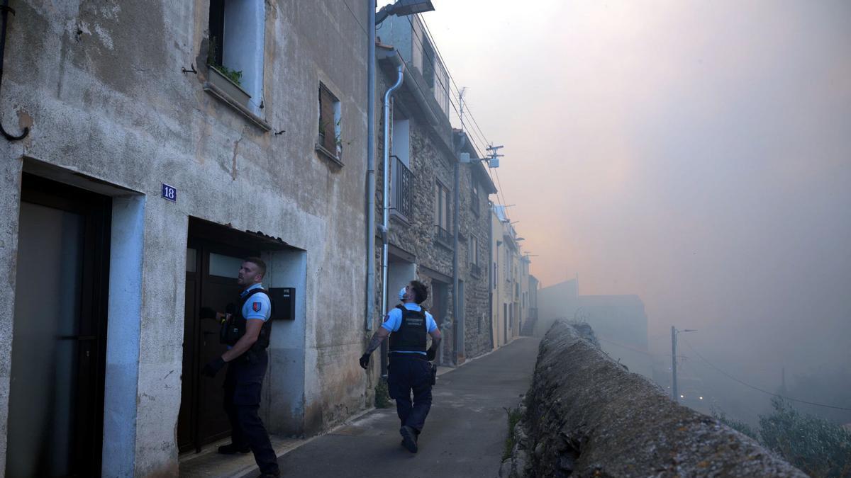 Efectius de la Gendarmerie Nationale durant les evacuacions de les diferents comunes arran de l'incendi a la Catalunya Nord.