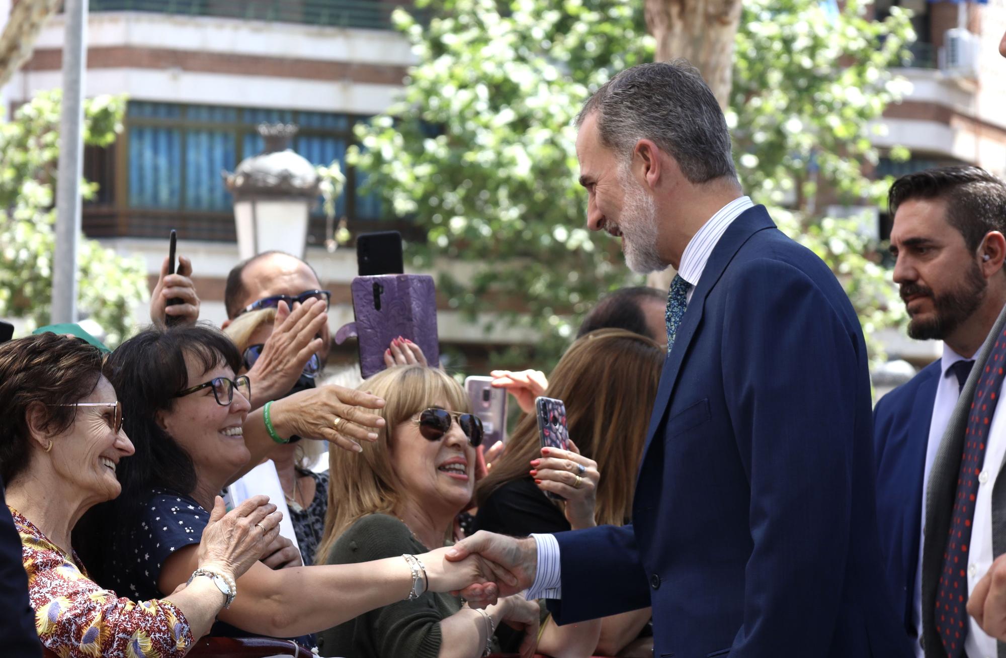 Felipe VI saluda en Puertollano.