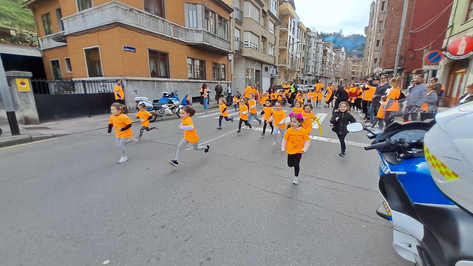 Las carreras contra el cáncer infantil reúnen a cientos de personas en las Cuencas