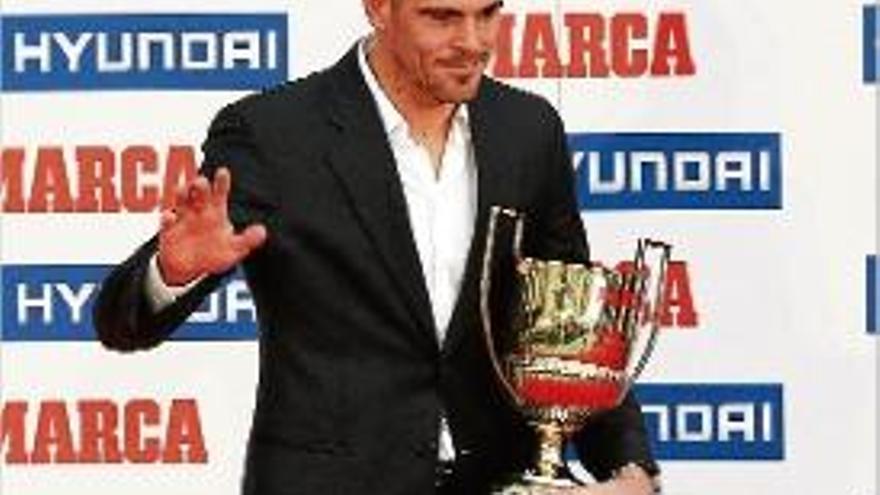 Víctor Valdés rep el seu cinquè trofeu Zamora