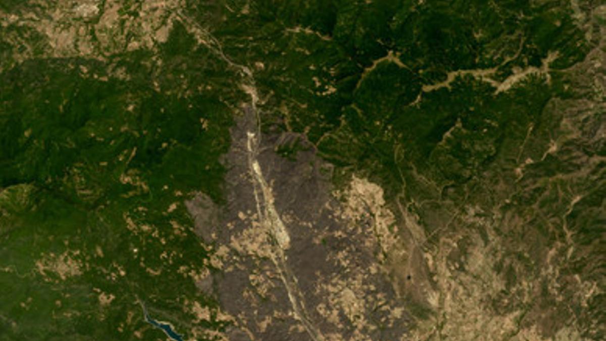 Imagen por satélite de la zona afectada por el incendio del Alt Empordà, ayer.