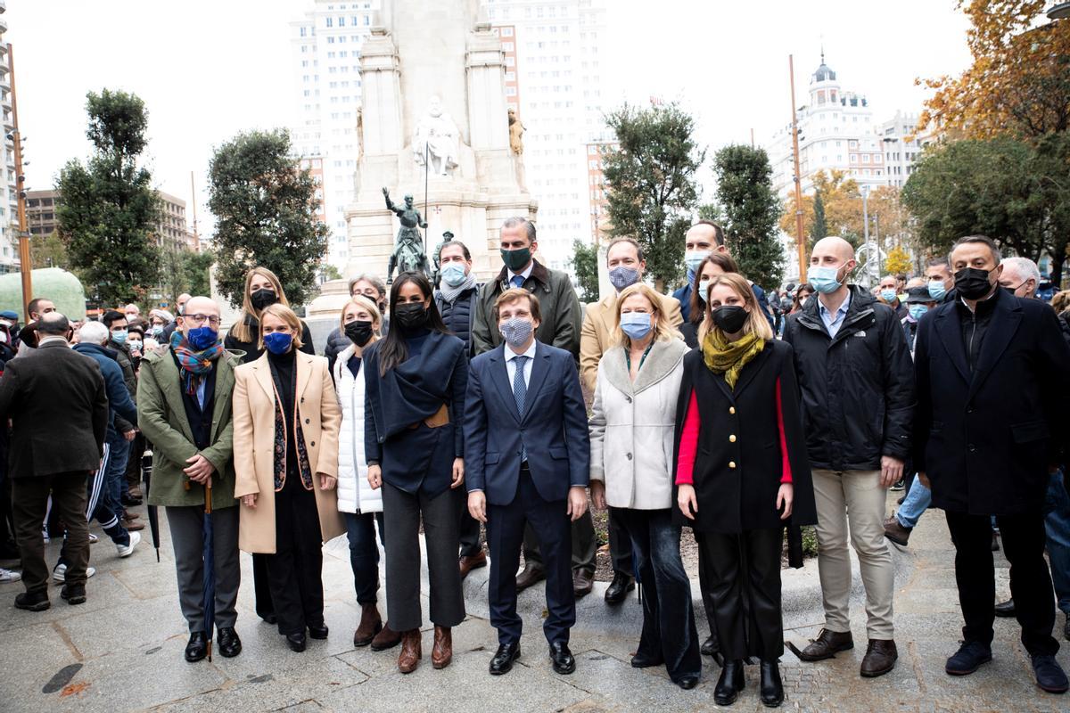 Ningún portavoz de los grupos parlamentarios del Ayuntamiento de Madrid ha querido perderse la inauguración de Plaza España, acto presidido por el alcalde José Luis Martínez Almeida.