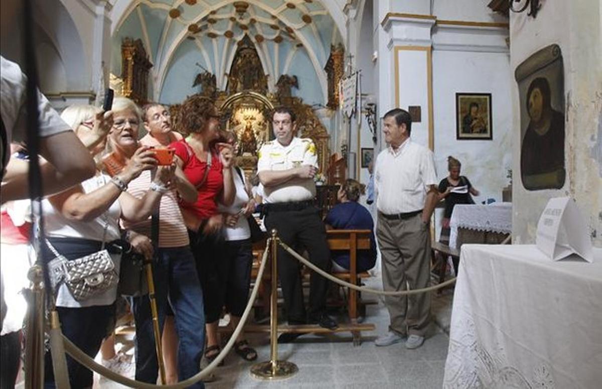 Cues de visitants a l’eccehomo de Borja, l’agost del 2012.