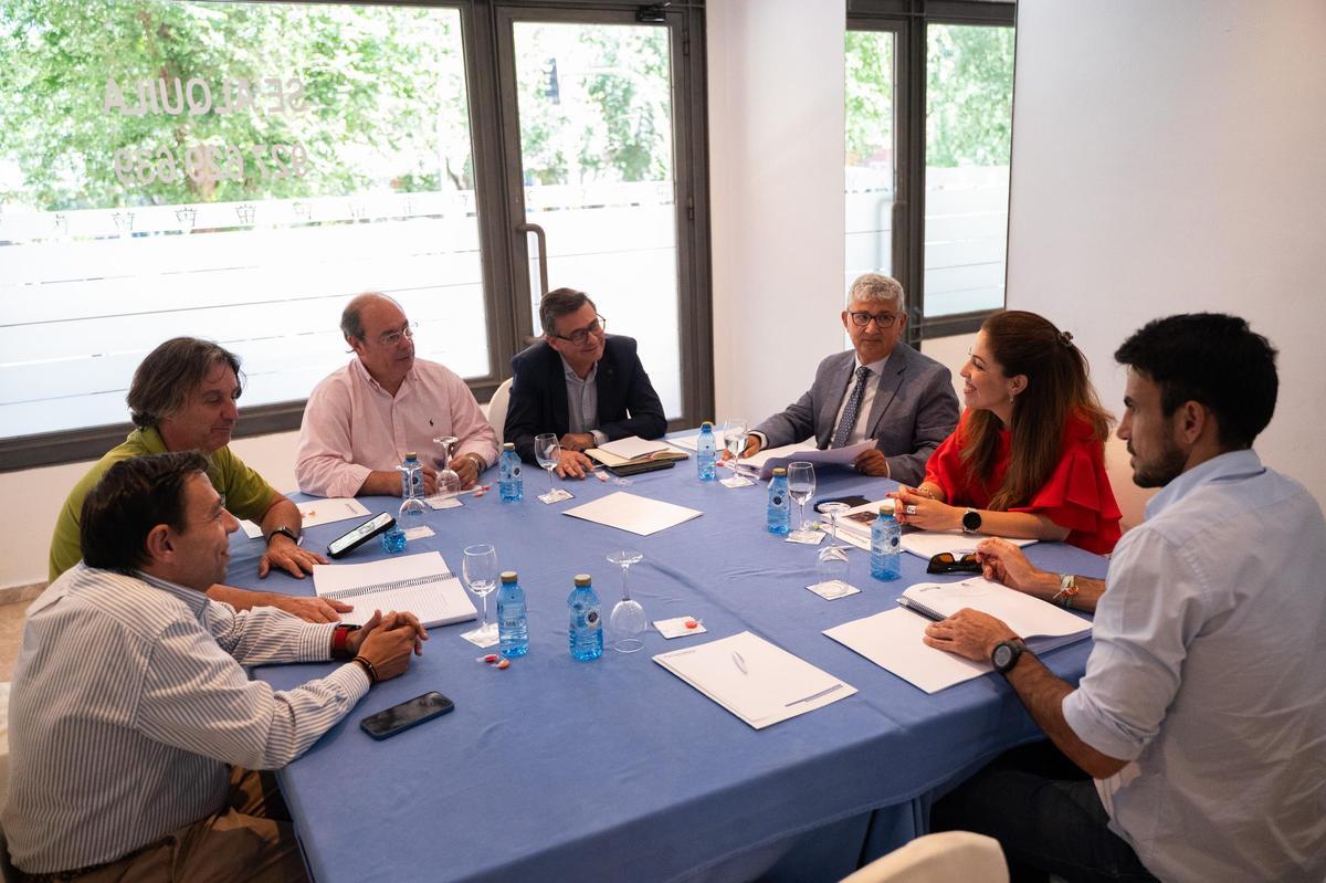 Jurado de los Premios Turismo 2026, de El Periódico Extremadura. Nelia Pulido, directora comercial de El Periódico Extremadura; José Manuel Hernández Mogollón, decano de la Facultad de Empresa, Finanzas y Turismo; Jesús Bravo, gerente del Clúster del Turismo de Extremadura; David Salazar, director general de CIEM;  José Carlos Hernández, representante de la Confederación Independiente de Empresarios (CIEM); Ignacio Lozano, presidente de la Federación Extremeña de Empresarios de Turismo (FEEXTUR); y Juan José Ventura, redactor de El Periódico Extremadura