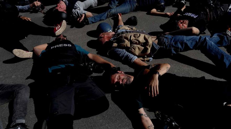 Reporteros escenifican ante el Congreso la muerte de compañeros en Gaza en el aniversario de los atentados