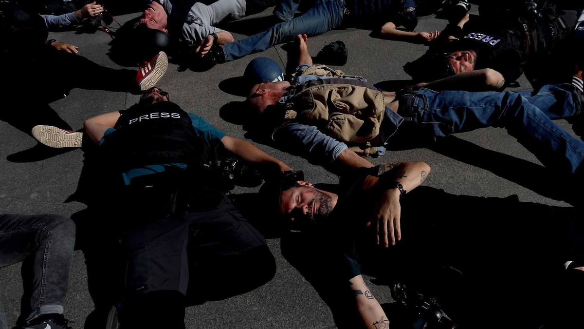 Reporteros escenifican ante el Congreso la muerte de compañeros en Gaza en el aniversario de los atentados