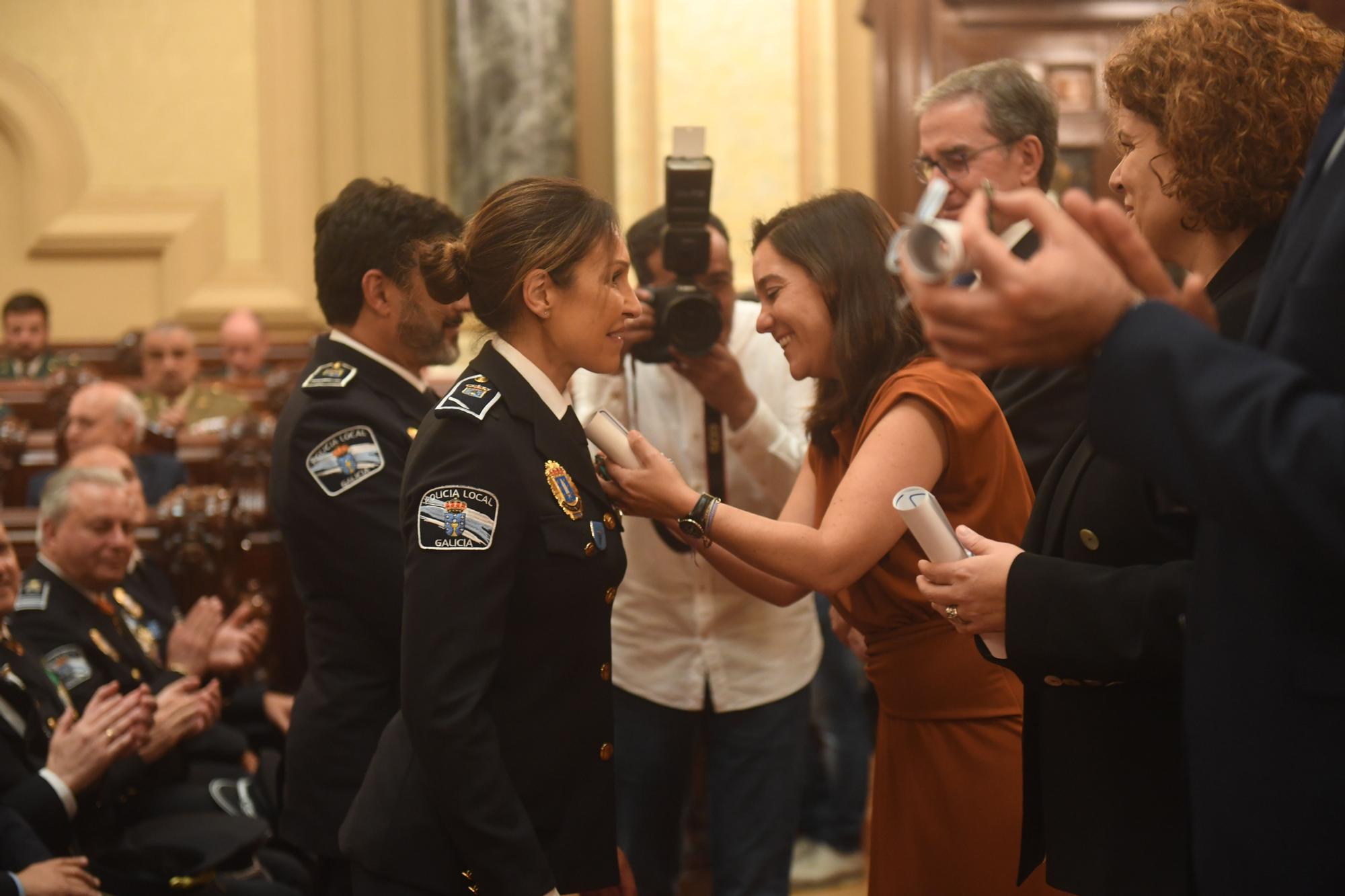 Homenaje a los policías locales de A Coruña que llevan 20 años en el cuerpo