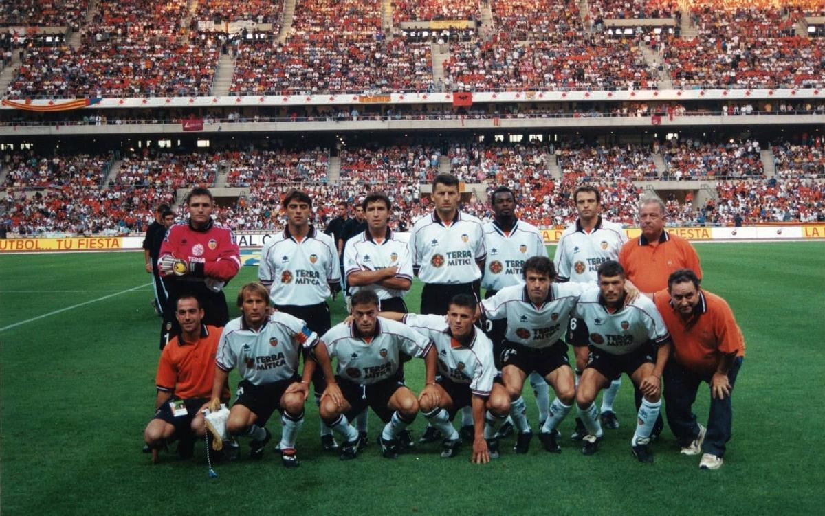 Milla, el tercero por la izquierda, en el once de los héroes de La Cartuja en la final de Copa de 1999