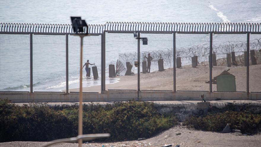 Al menos 25 migrantes llegan a Ceuta tras saltar la valla con Marruecos
