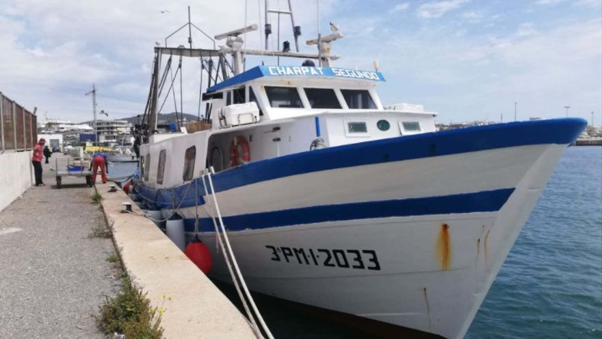 Un muerto al hundirse un barco de pesca en el puerto de Ibiza