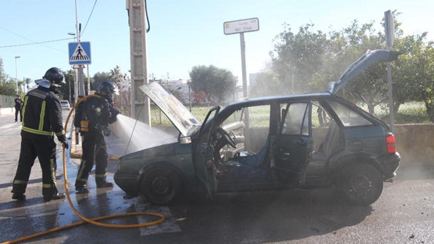 Arde un coche estacionado en Sant Jordi