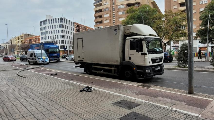 Accidente en Castelló: Un camión se lleva por delante una farola en la avenida Vila-real