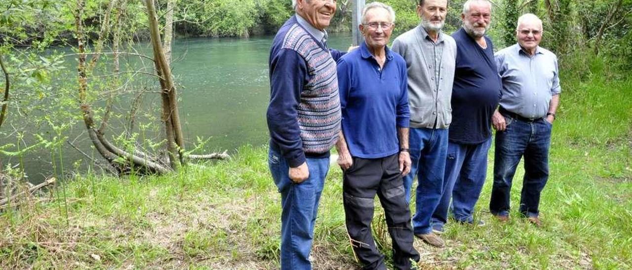 Por la izquierda, José Ramón Acevedo, Vicente Méndez, Isidro Pérez, Alejandro Pérez y Juan Almeida, junto al pozo Santianes del Navia.