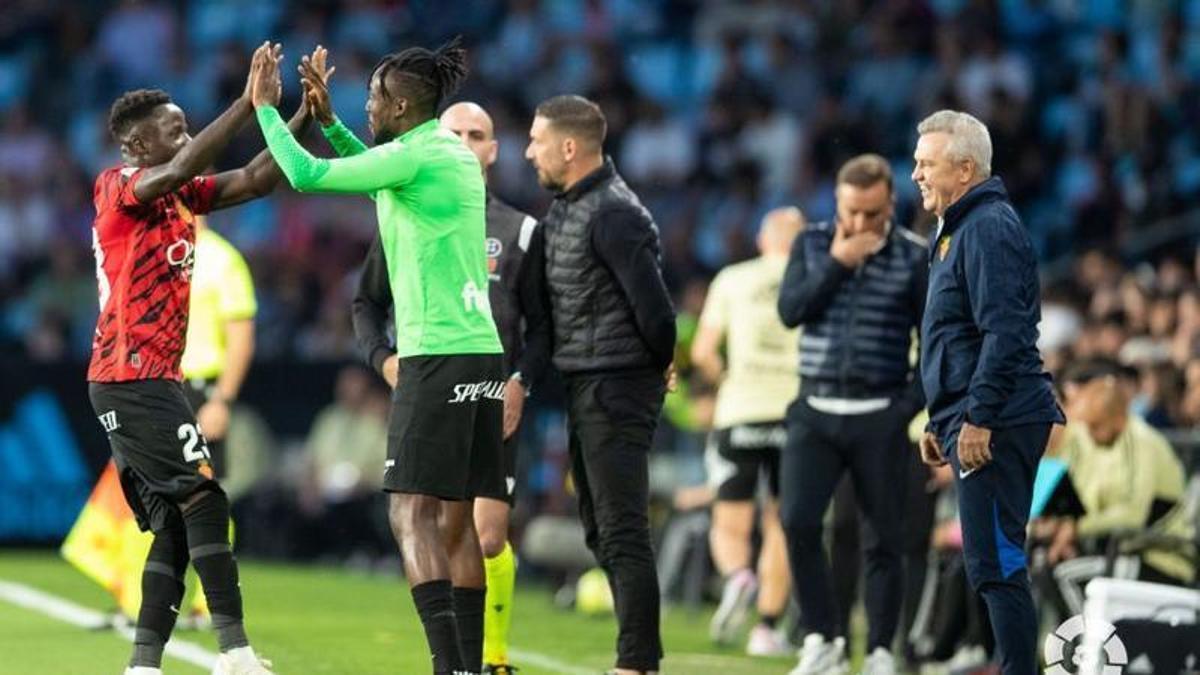 Amath se abraza a Tino tras la consecución del gol.