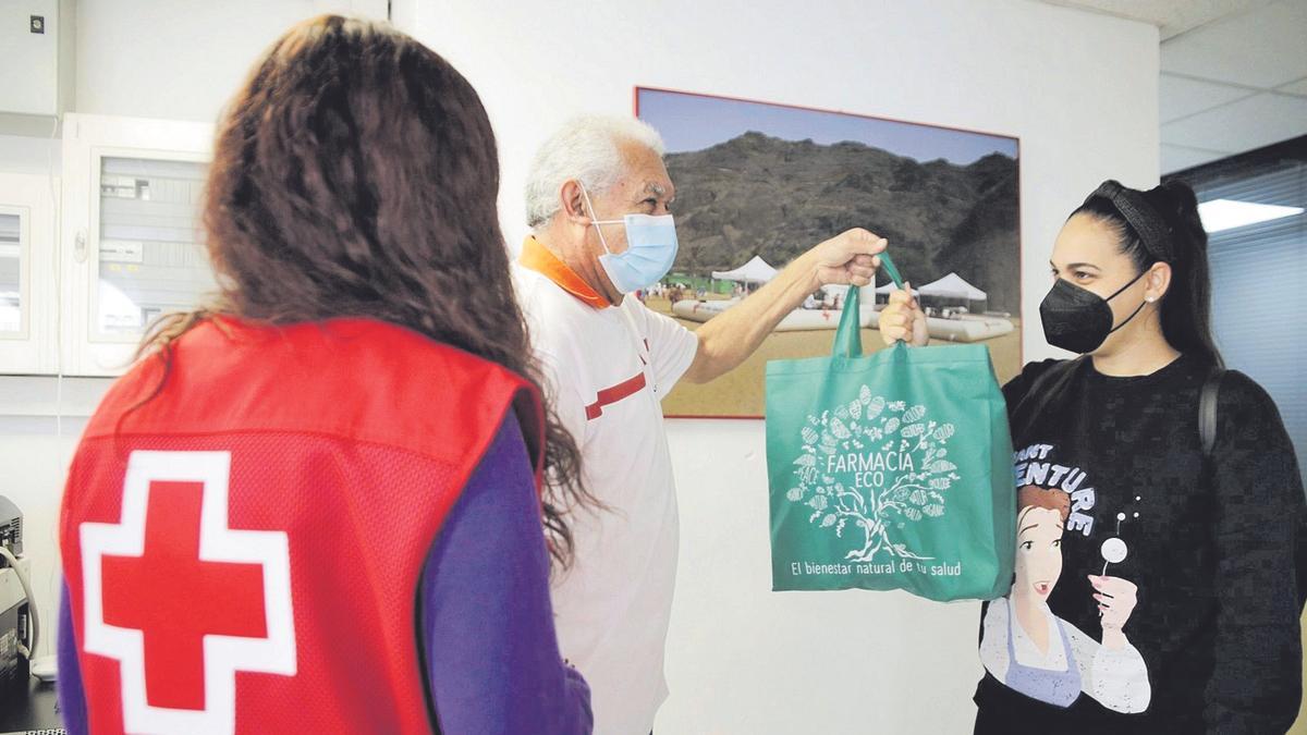 Amelia recibe enla Asamblea Local de Cruz Roja su kit de higiene personal