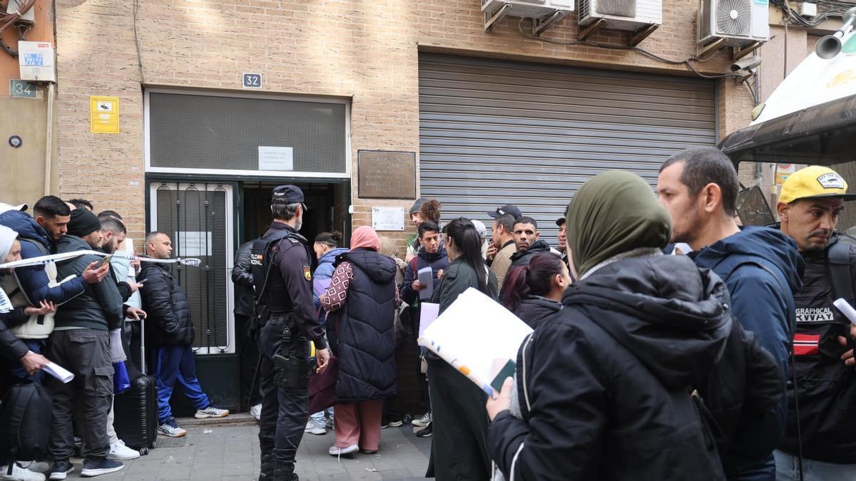 Avalancha de inmigrantes en el Consulado de Argelia en Alicante por la regularización anunciada por el Gobierno