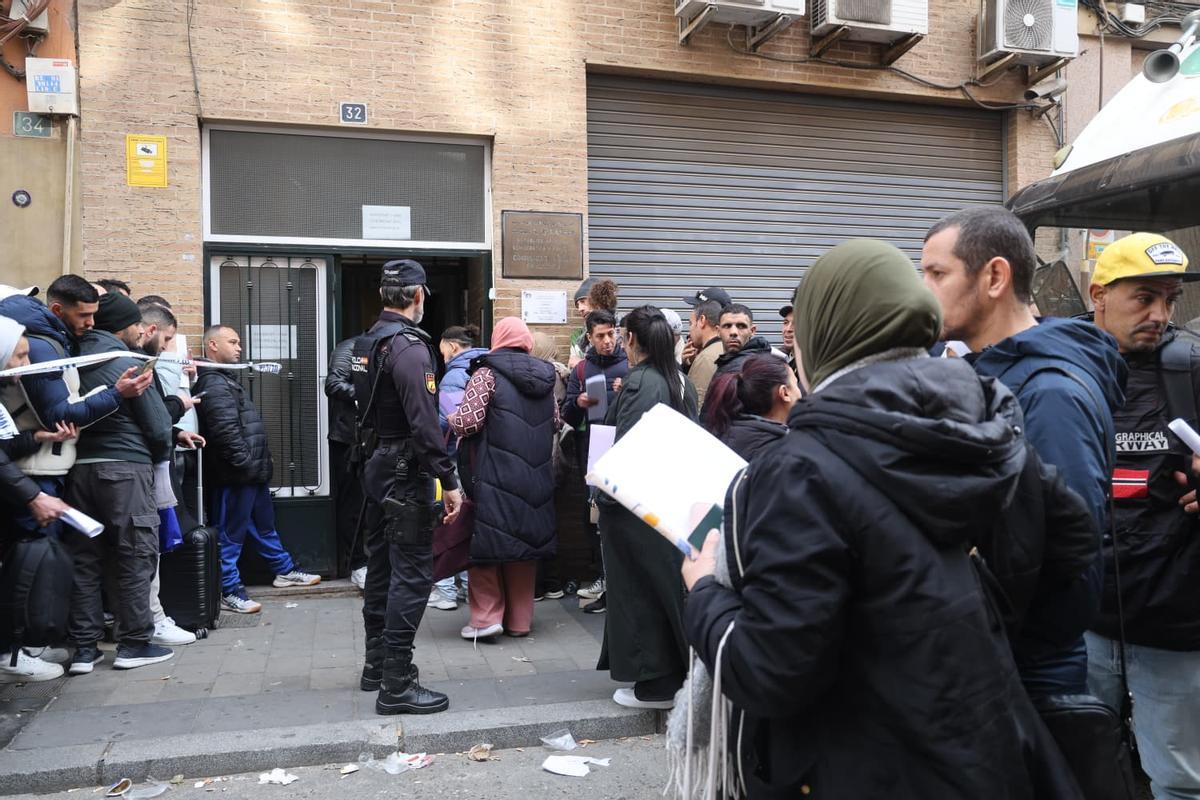 Colas de inmigrantes sin papeles en el consulado de Argelia en Alicante para la regularización aprobada por el Gobierno