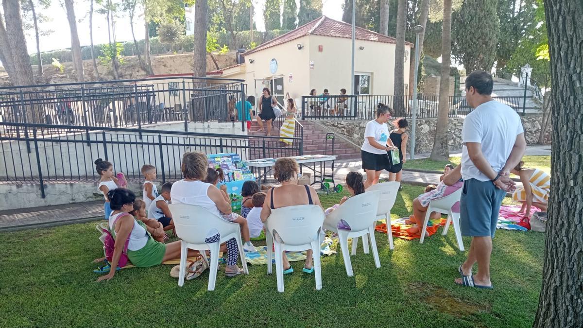 Activitat d'animació lectora a la piscina municipal d'Alfarrasí