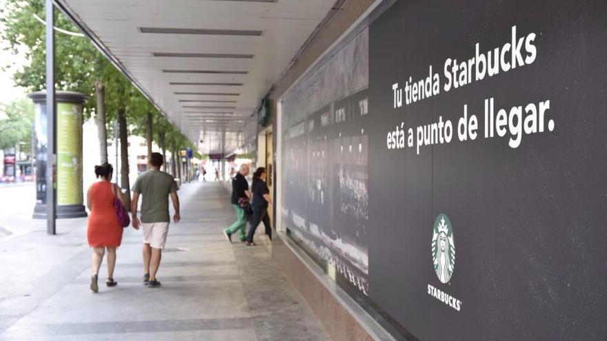 Cartel en El Corte Inglés anunciando la próxima apertura de Starbucks