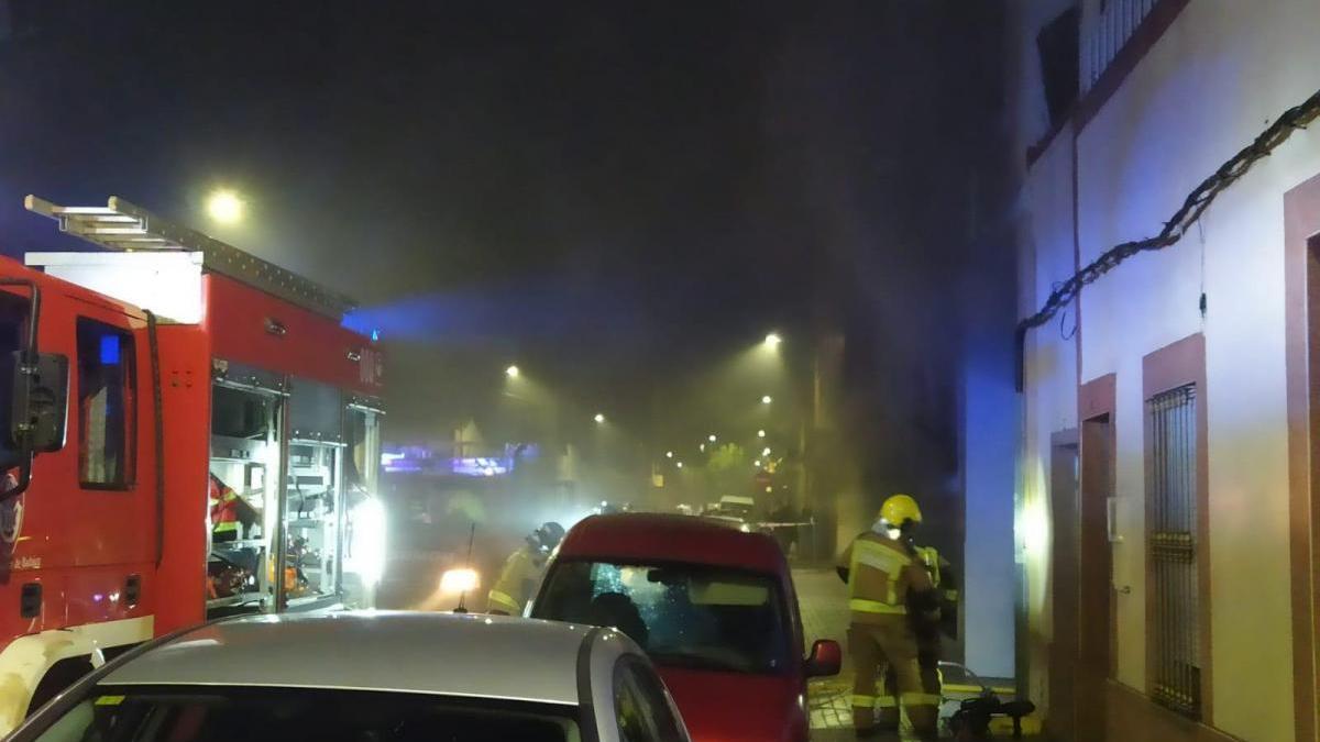 Los bomberos intervienen en un incendio en un garaje en Badajoz