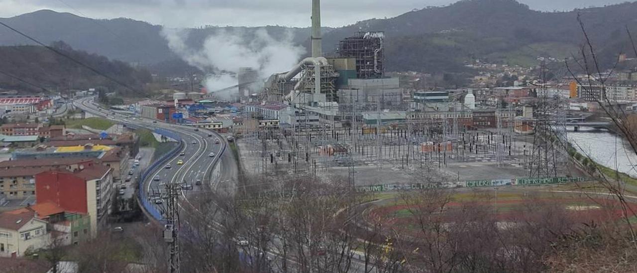 Las instalaciones de la térmica de Lada, en funcionamiento, en una imagen tomada ayer.