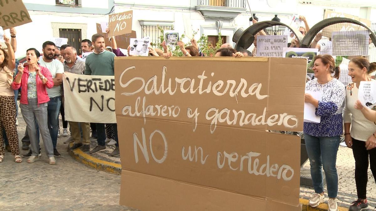 Una de las protestas en contra del macrovertedero en Salvatierra de los Barros.