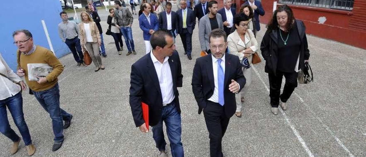 David Moreno y Genaro Alonso, consejero de Educación, en el centro de Cabañaquinta, en una imagen de archivo.