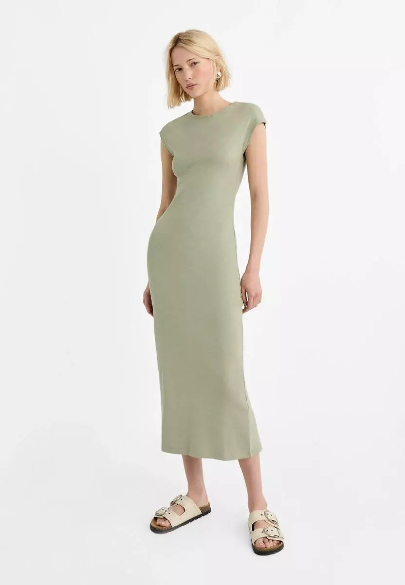 Lucirás impecable con estos 7 vestidos midi de Stradivarius: perfectos para ir a la oficina 5 Moncloa Vestido midi de punto de Stradivarius: elegancia asequible