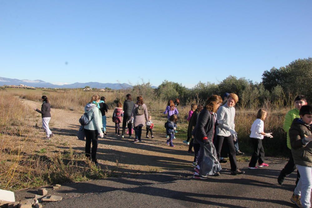 La gent del Far d''Empordà surt a netejar l''entorn.