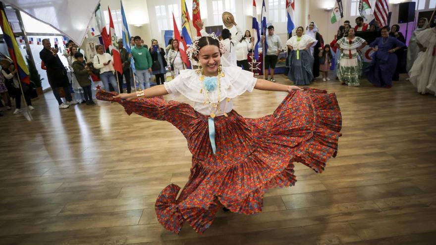 Un gran baile multicolor para saludar a la tierra de acogida