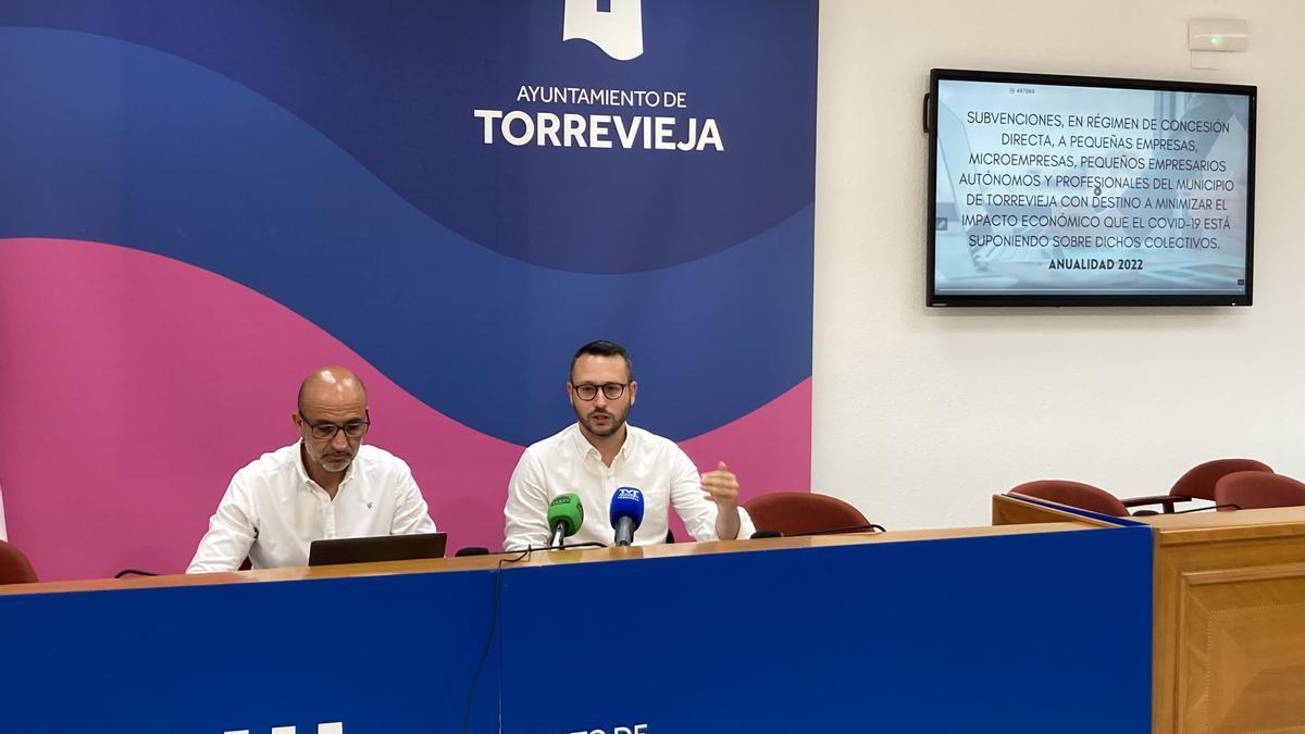 El concejal de Educación, Ricardo Recuero (a la izquierda de la imagen), presenta las ayudas al transporte escolar