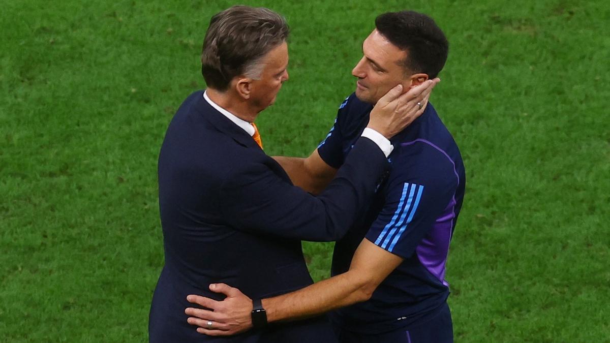 Van Gaal y Scaloni se saludan al final del encuentro de cuartos de final.