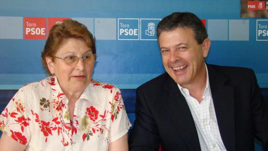 La vicepresidenta de los jubilados, Angelines Alonso, junto a Manuel Fuentes