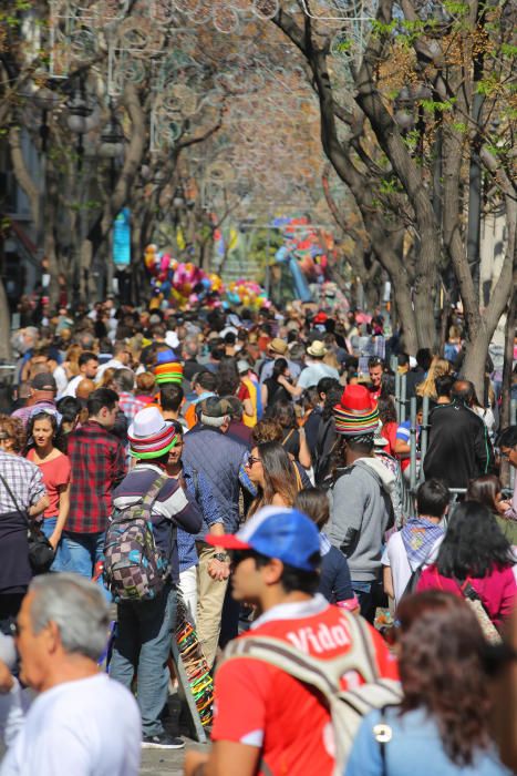 Ambiente fallero en las calles de València