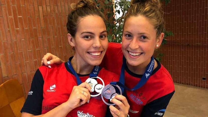 María Vilas (i) y Bea Gómez posan con sus medallas de plata. // FDV