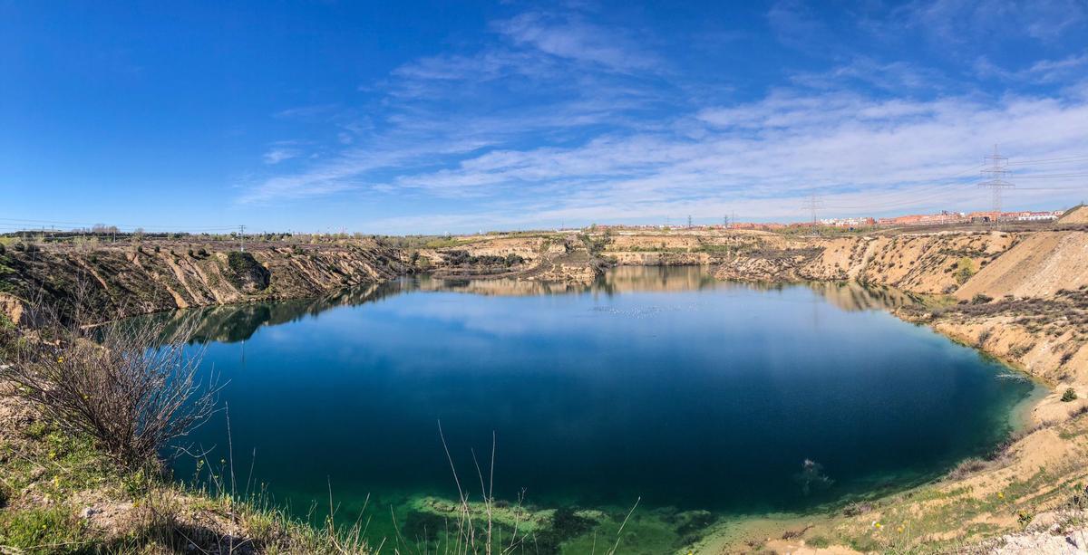 Laguna Grande de Ambroz, en el término municipal de Madrid, en el distrito de San Blas-Canillejas.