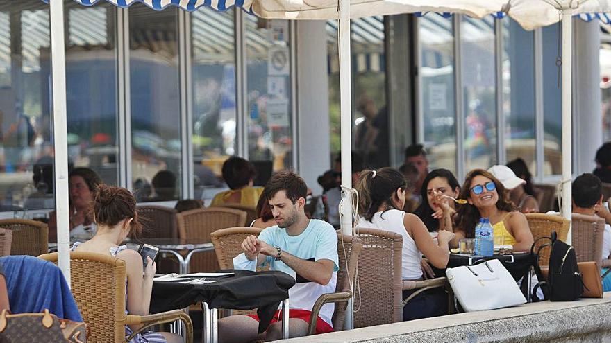 Clientes consumiendo el domingo en un restaurante de València.